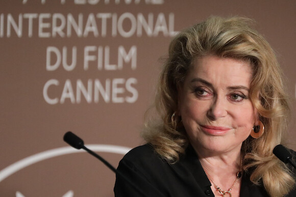 カトリーヌ・ドヌーヴ、2年前の脳卒中を振り返る。 | madameFIGARO.jp