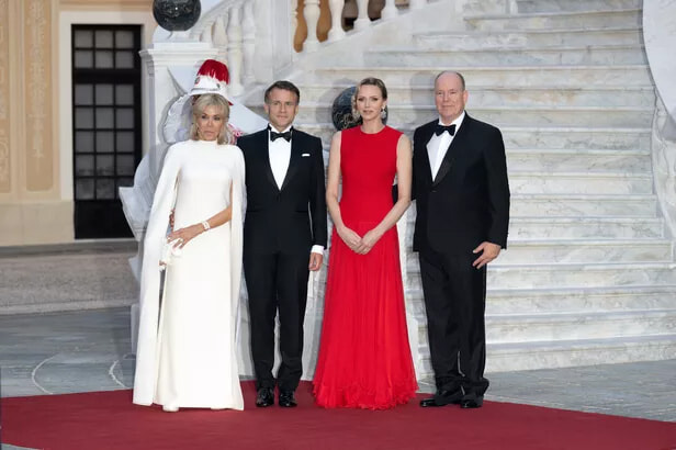 モナコ訪問中のブリジット・マクロンと、迎えたシャルレーヌ公妃のドレスが美しすぎると話題に！