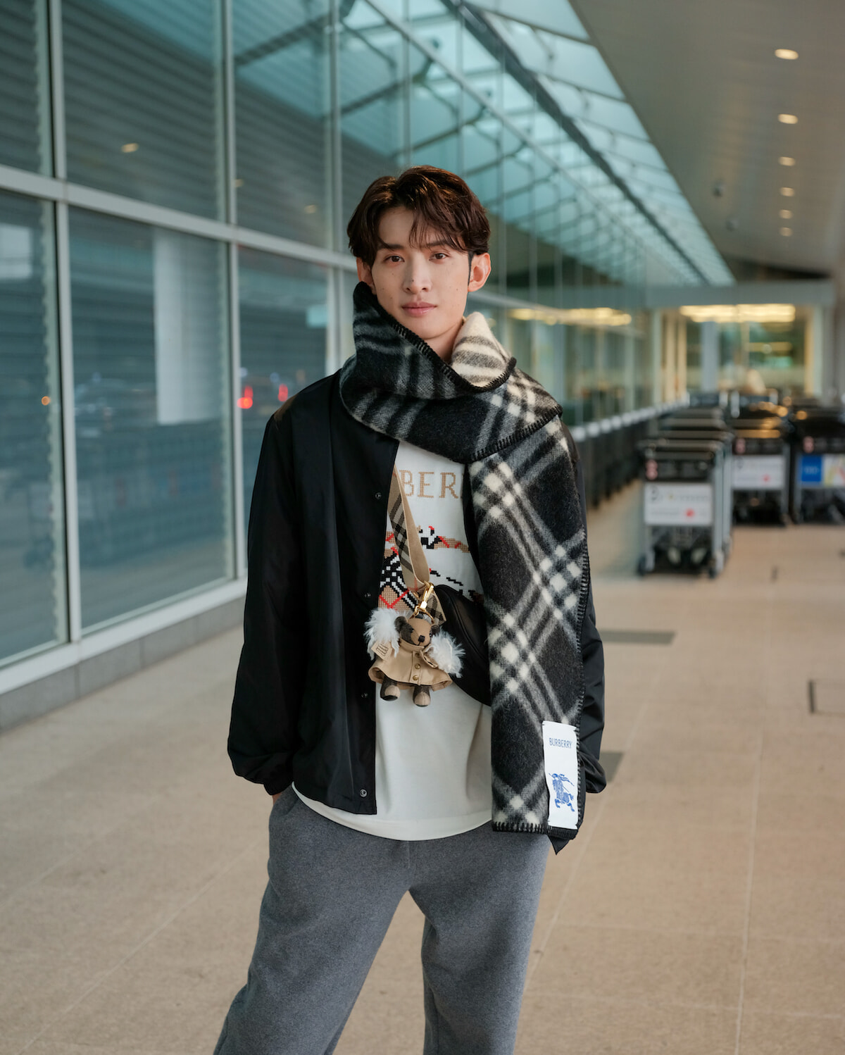 Snow Man向井康⼆の空港ファッションは気品ある英国スタイル。