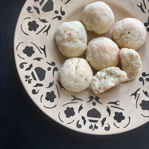 ワインのためのチーズと黒こしょうのサブレ