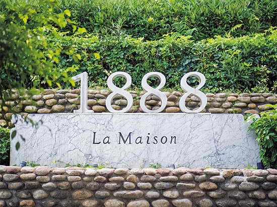 窓からは海が見える。入り口はこちら。レストランのあるインターコンチネンタル・ダナン・サンペニンシュラ・リゾートもフレンチコロニアル調の建築で人気のホテル。