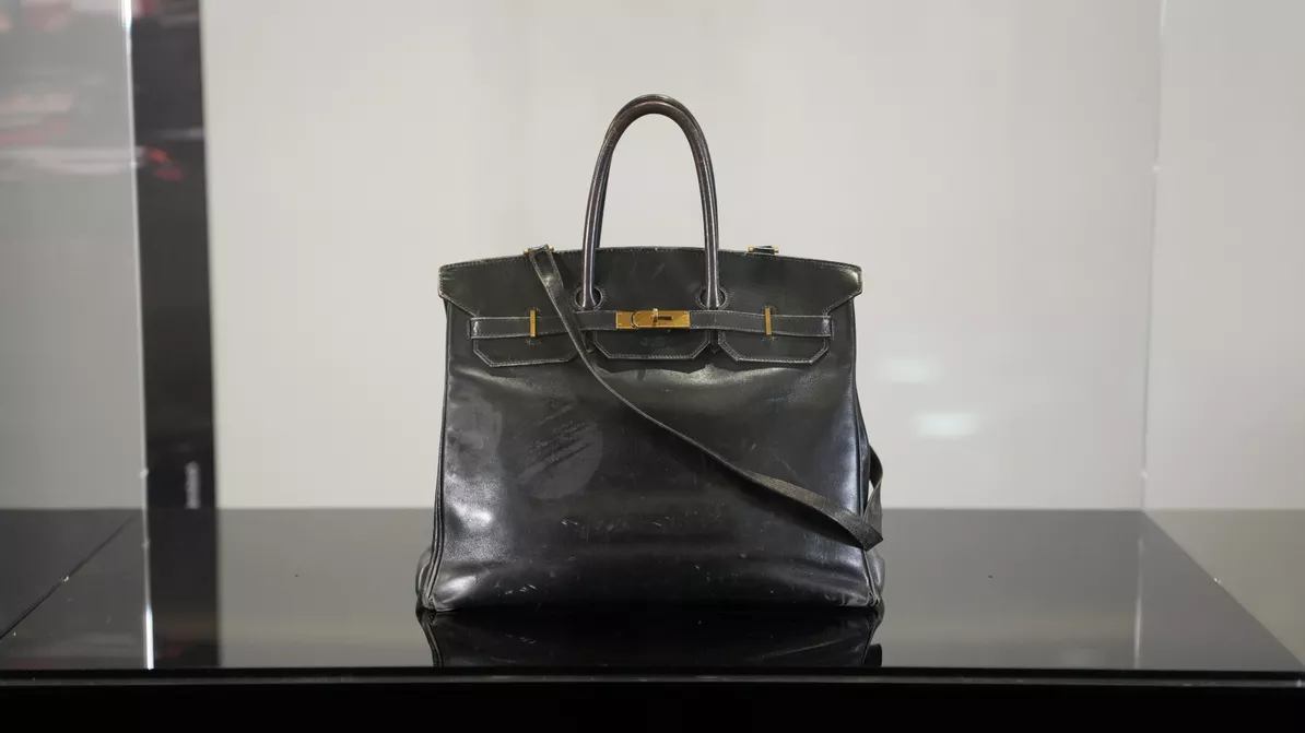 ジェーン・バーキンが持っていた「最初のバーキン」のバッグ、オークションでの記録的な金額とは？