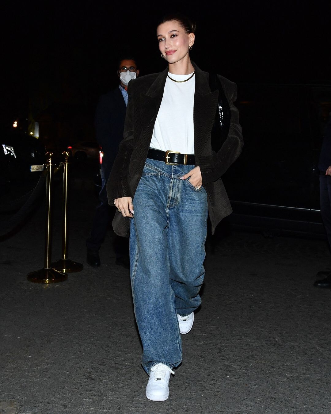 海外セレブの足元はスニーカーが主役！ヘイリー・ビーバー、リリー・コリンズらのスタイルをチェック。