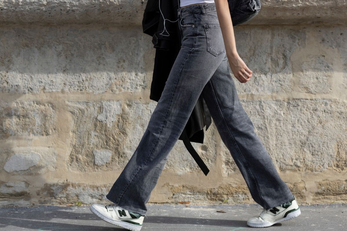 パリジェンヌに学ぶ、この春夏のおしゃれ見えスニーカーを調査！