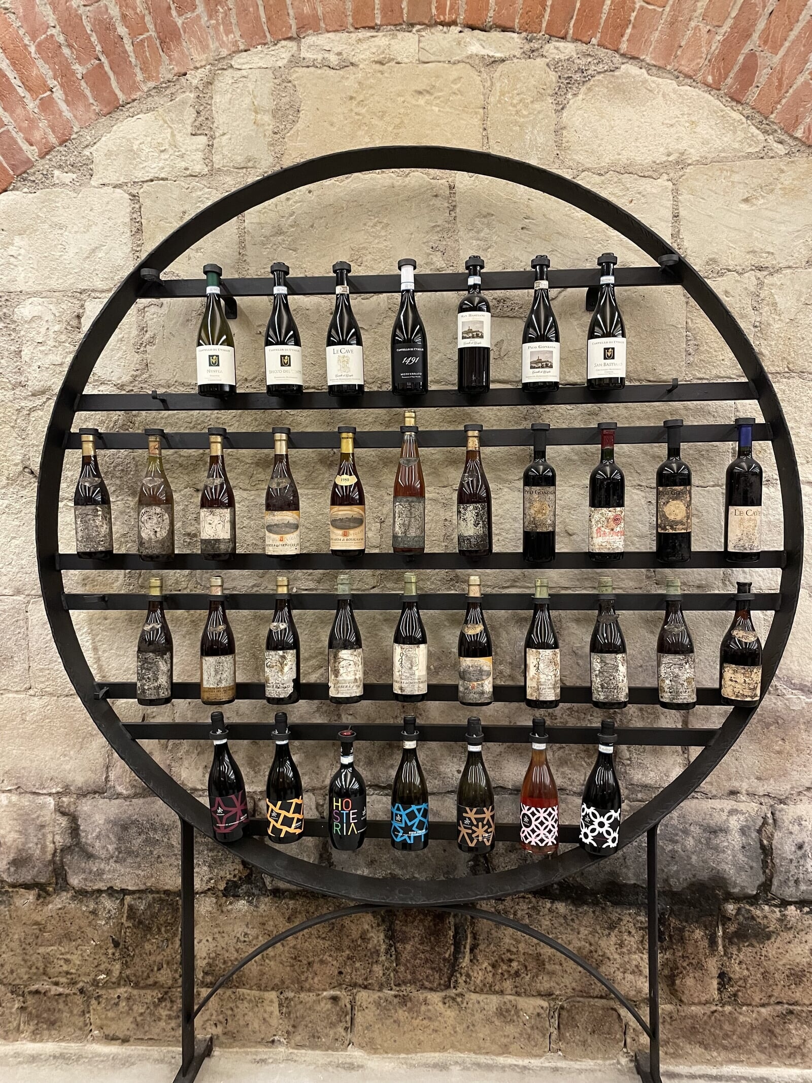 ピエモンテの城に佇むワイナリー......マッシが母と飲み交わした地元の赤ワインと、少年時代の祖父との思い出。