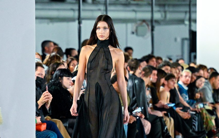 「自分は『醜い妹』だった」ベラ・ハディッド、14歳で整形手術を受けたことを告白。