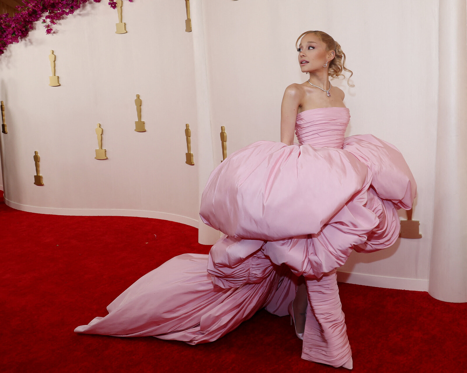 「アリアナ・グランデ」来日記念！彼女の愛らしいプリンセスルックを振り返る。