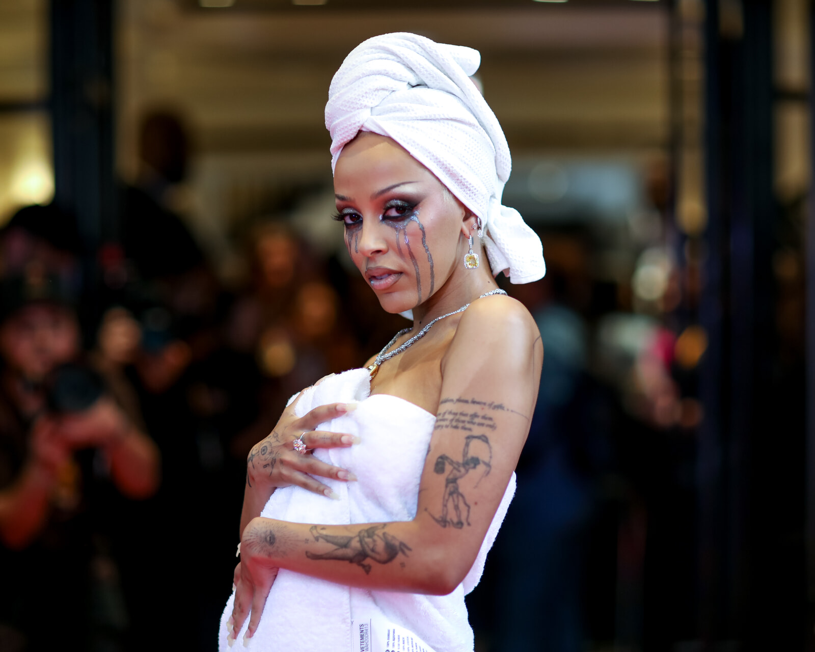 ドージャ・キャットの「巻いただけ」限界コーデとは！？