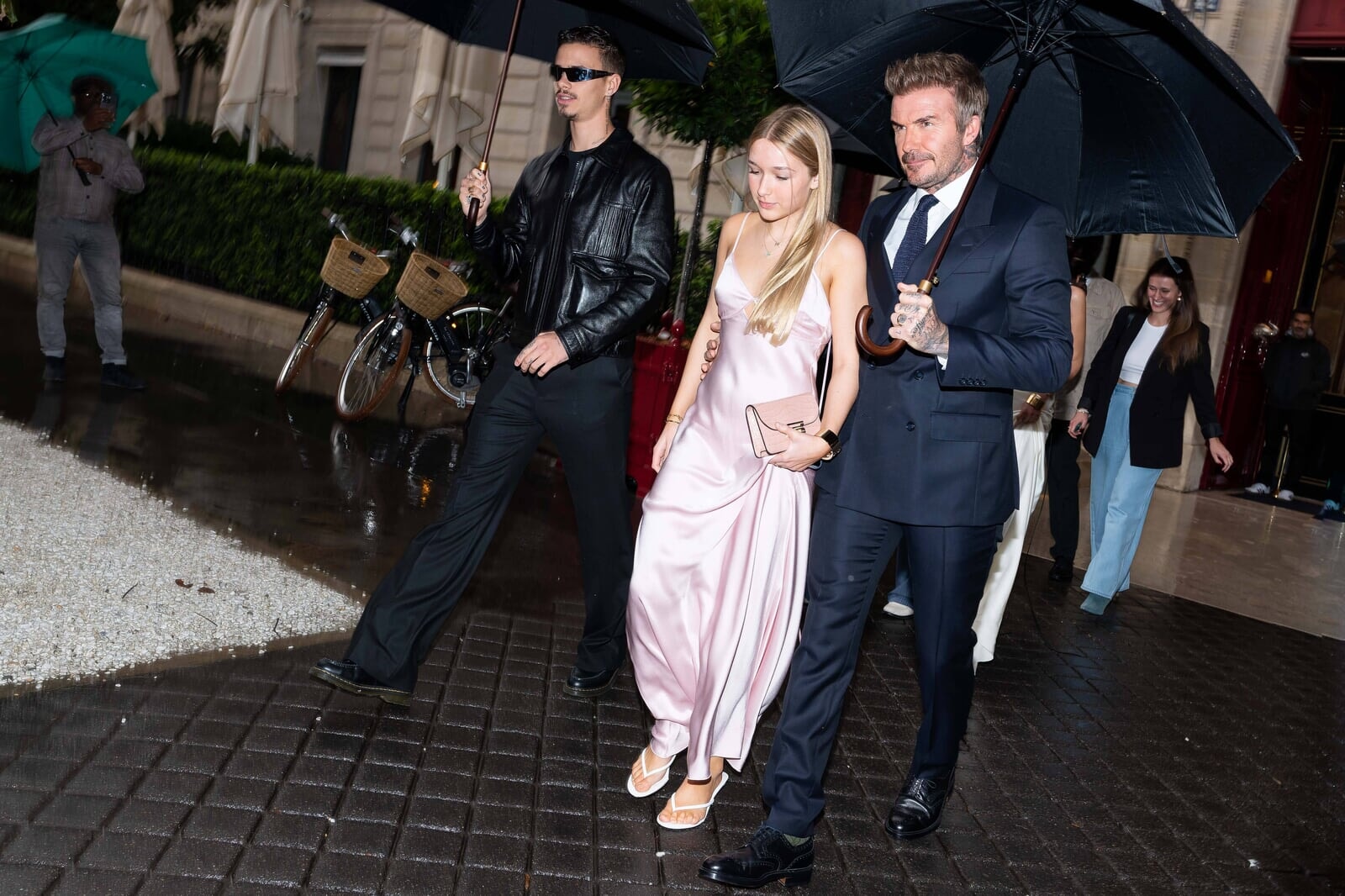 ベッカム家の末娘ハーパー、タイトドレスで登場し話題に！