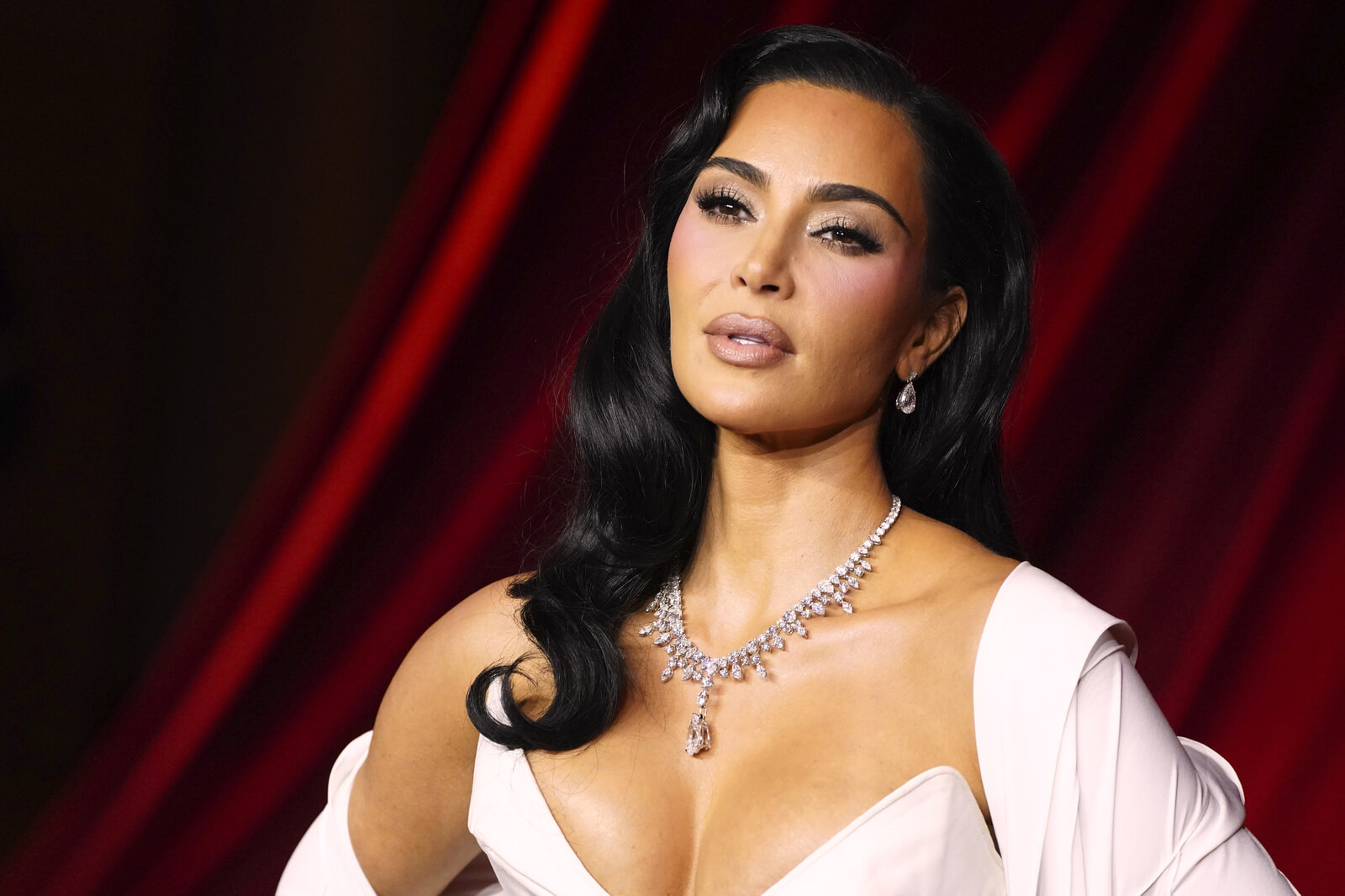 キム・カーダシアンのランジェリーブランド、広告に登場した本人の写真が物議を醸した理由とは？