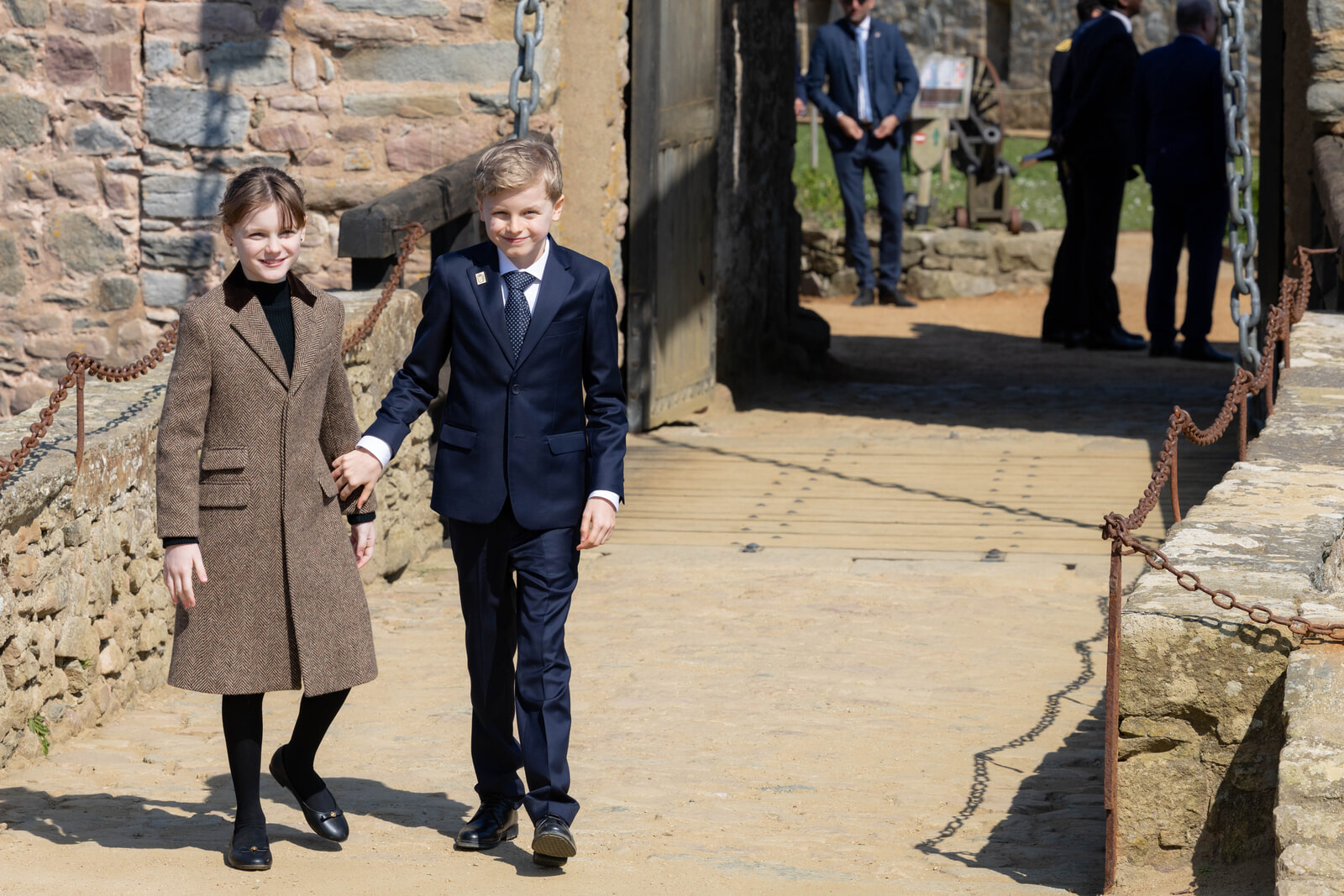 モナコのふたごの公子、ジャック公子とガブリエラ公女が初聖体拝領に