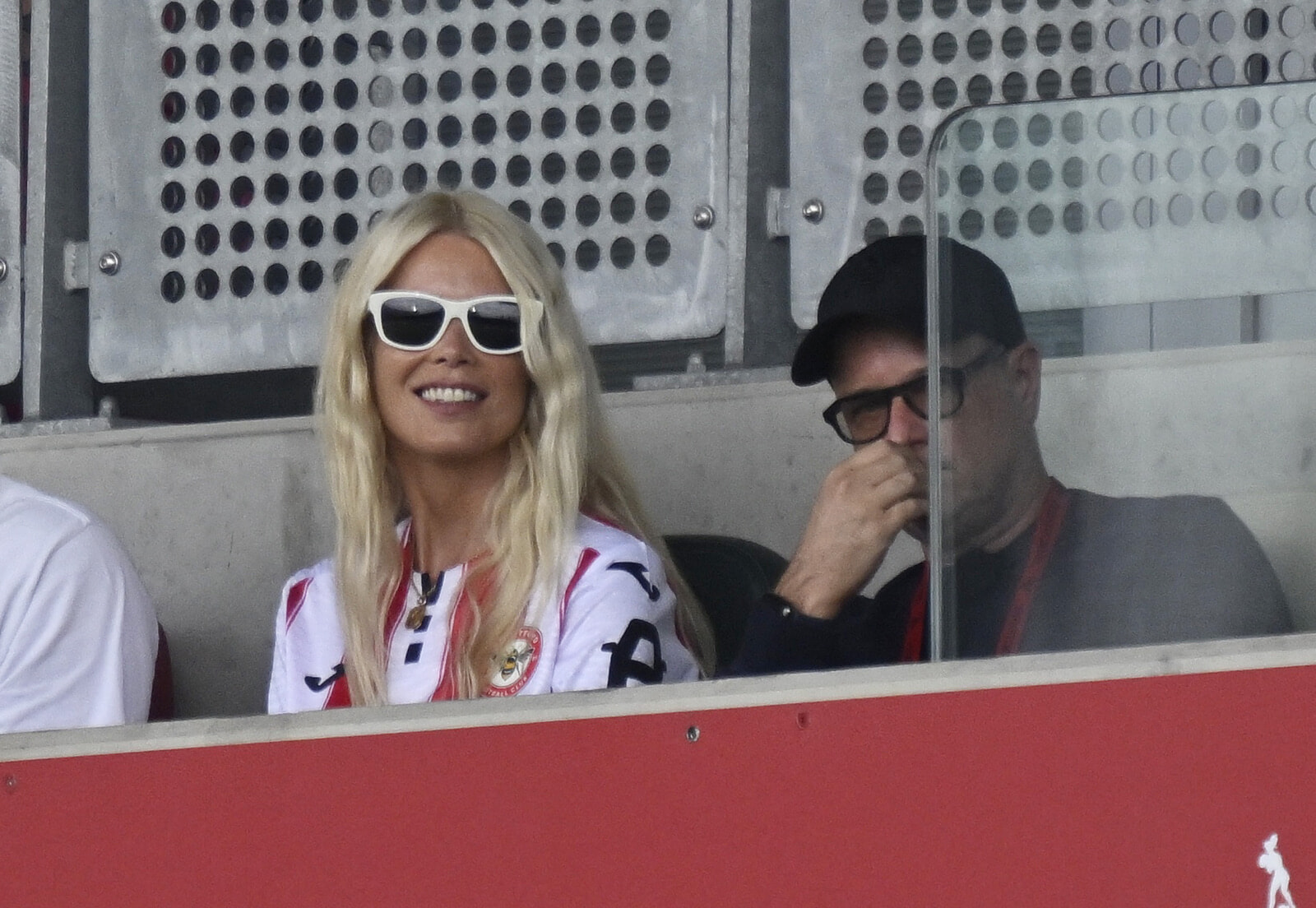 クラウディア・シファー、55歳の誕生日にギリシャで休暇中の水着姿を披露！