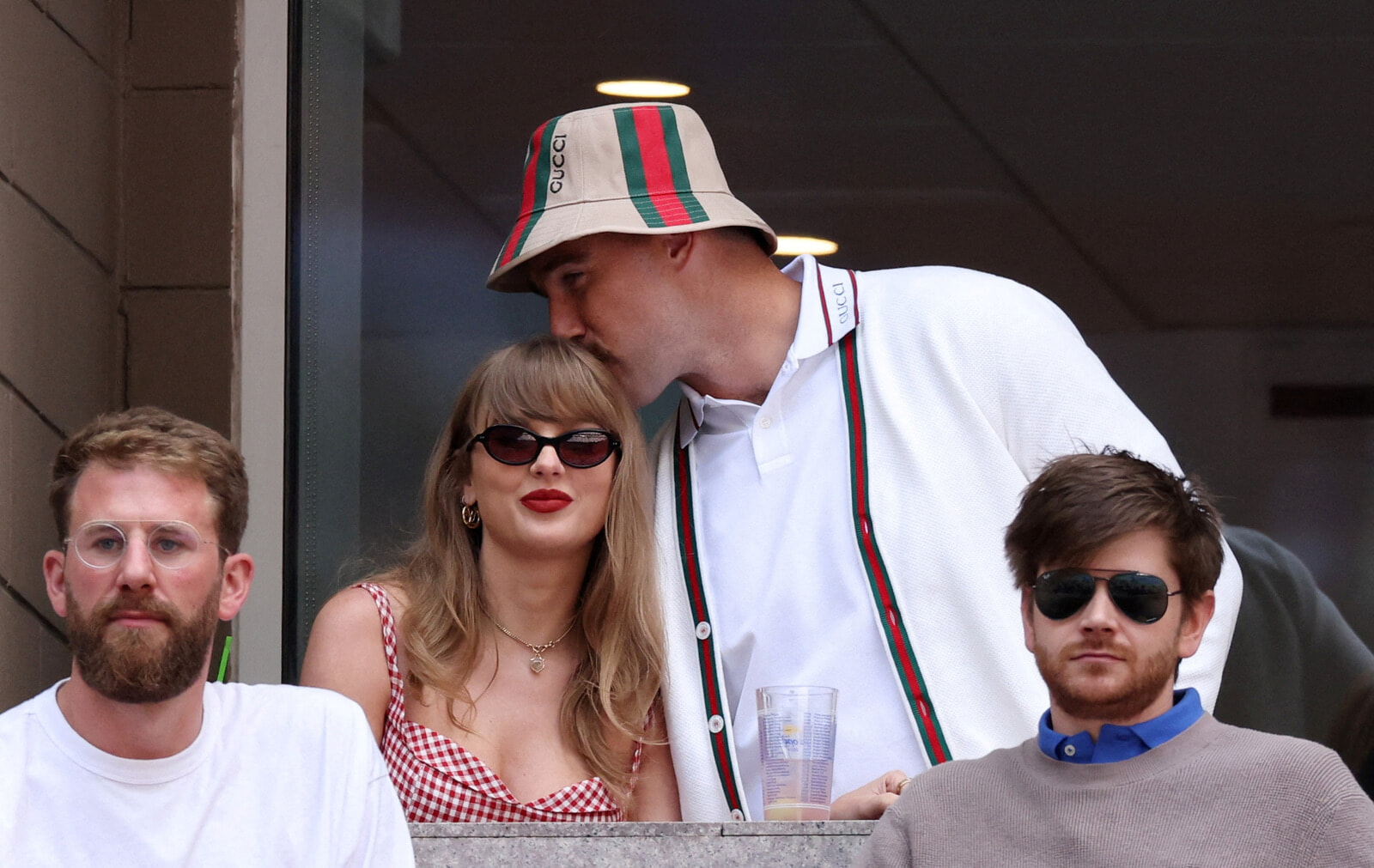 テイラー・スウィフトが婚約発表の際に着用したラルフ ローレンのドレス、すでに完売！