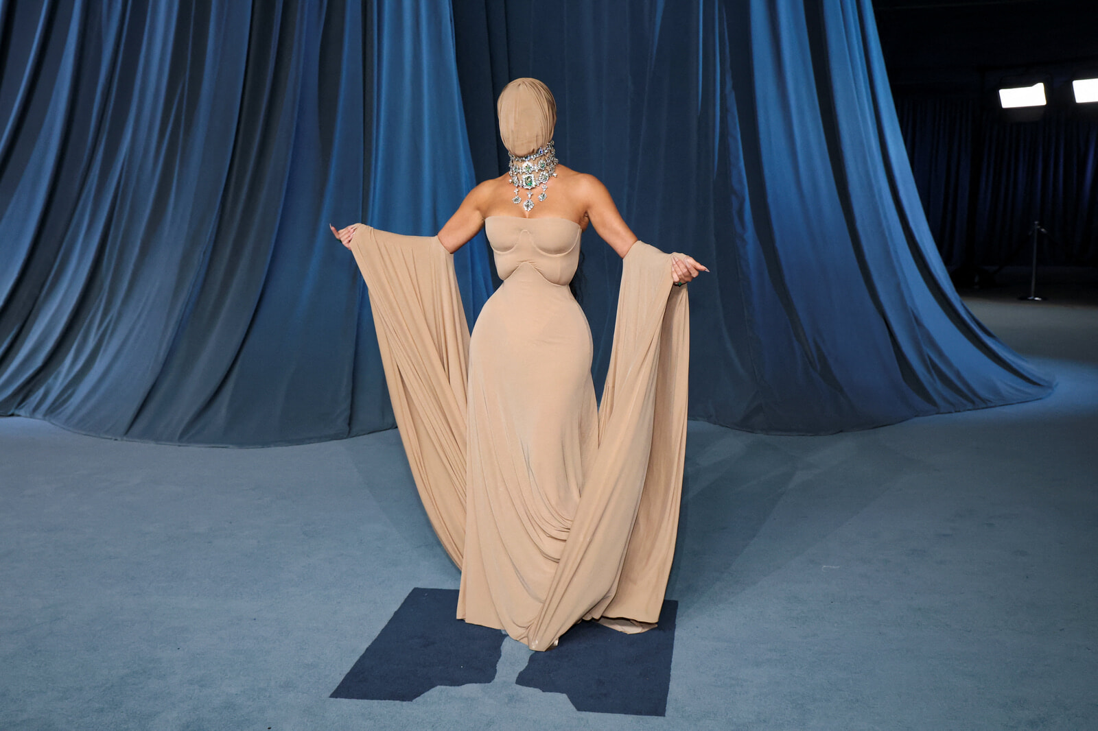 頭隠して尻隠さず？　キム・カーダシアン、顔と髪を覆ったマスクのヌードドレス姿で物議。