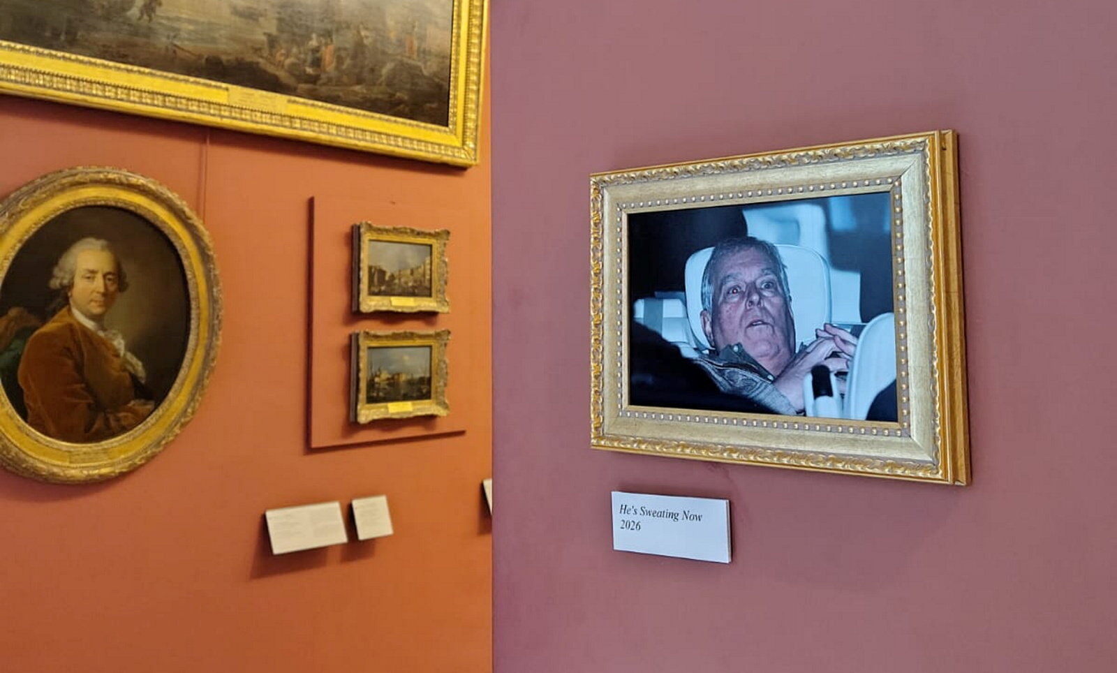 剥製の象、マッサージルーム......ジェフリー・エプスタインのパリのアパートの衝撃的な写真が公開。