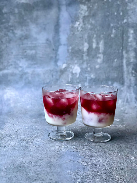 甘酒とグレープジュースが混ざり合う、ツートーンドリンク。