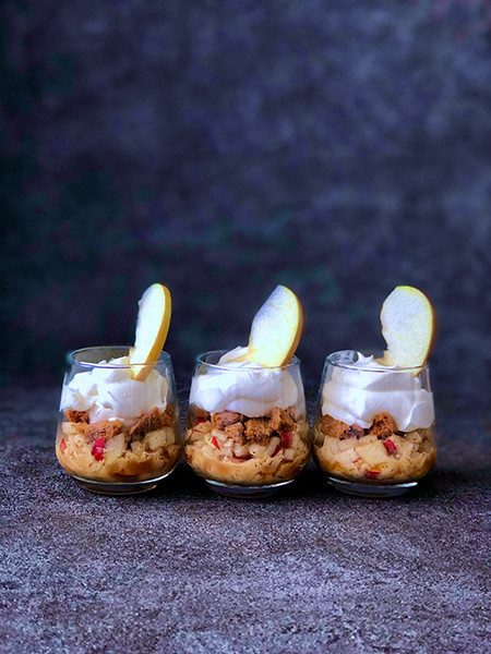 自宅で簡単、リンゴとキャラメルのマスカルポーネクリーム添え。