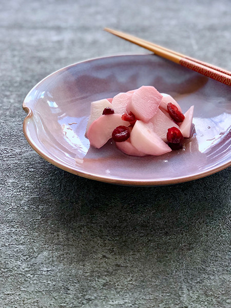 ほんのりピンク色に染まる、カブとクランベリーの浅漬け。