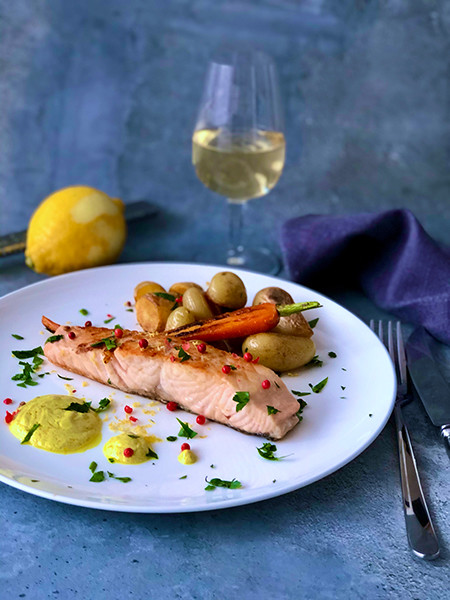 彩り豊かにスパイス香る、サーモンのムニエル。