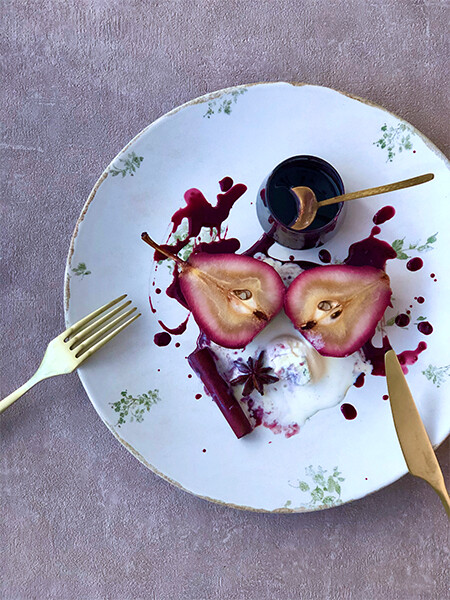 食後のデザートに、洋梨の赤ワイン煮とブルーチーズアイス。