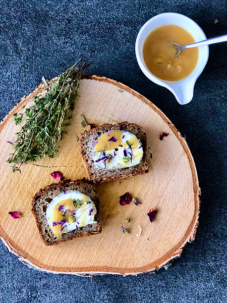 春の食材、シェーブルチーズとハチミツをパンにのせて。