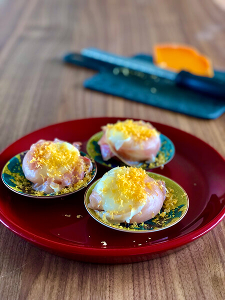 ミモレットで華やかに、白玉団子とチーズの生ハム包み。