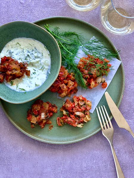 ハーブたっぷり、 サントリーニ島のトマトフリッター。