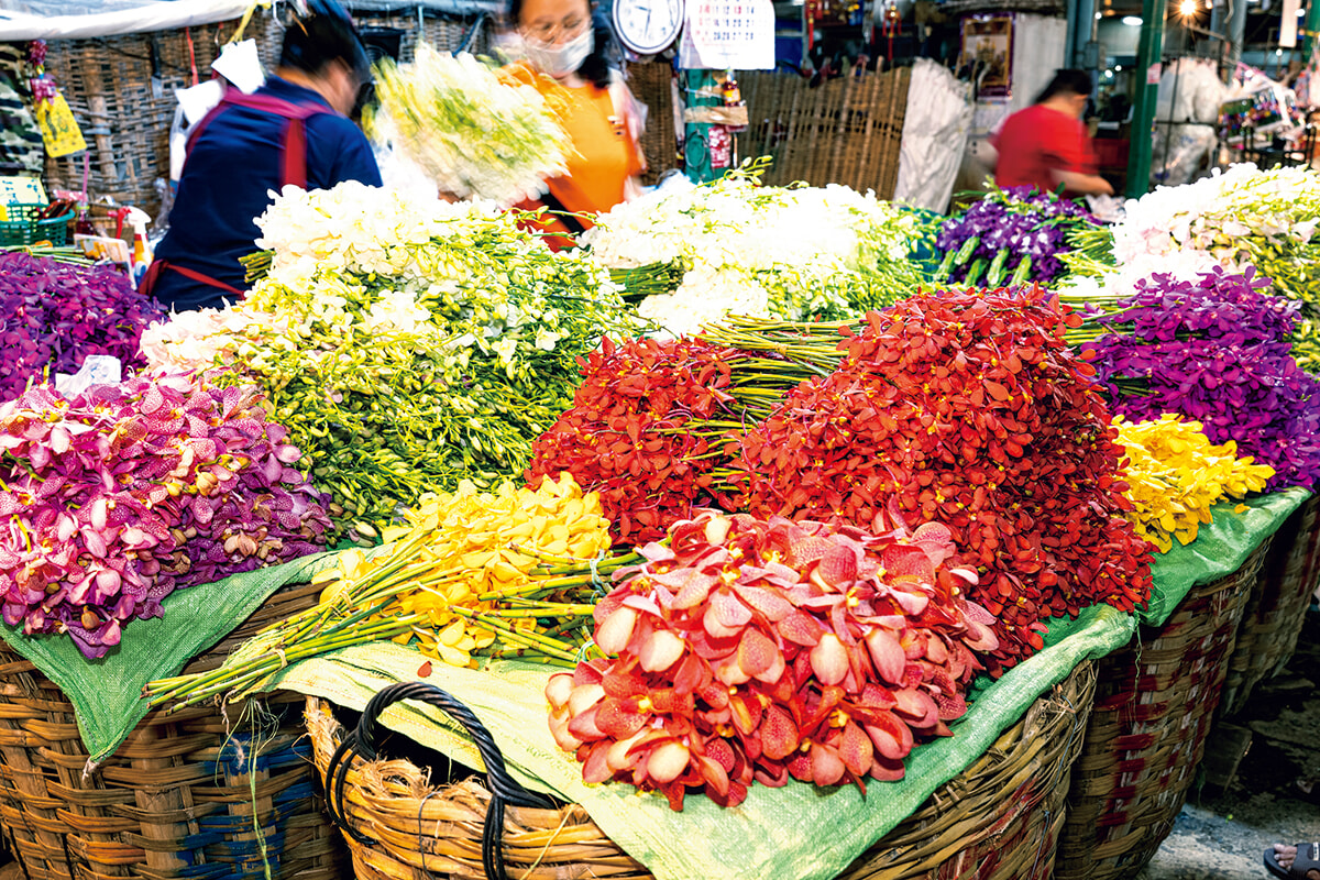 タイ・チャオプラヤー川のたもとの花市場、そして街角。
