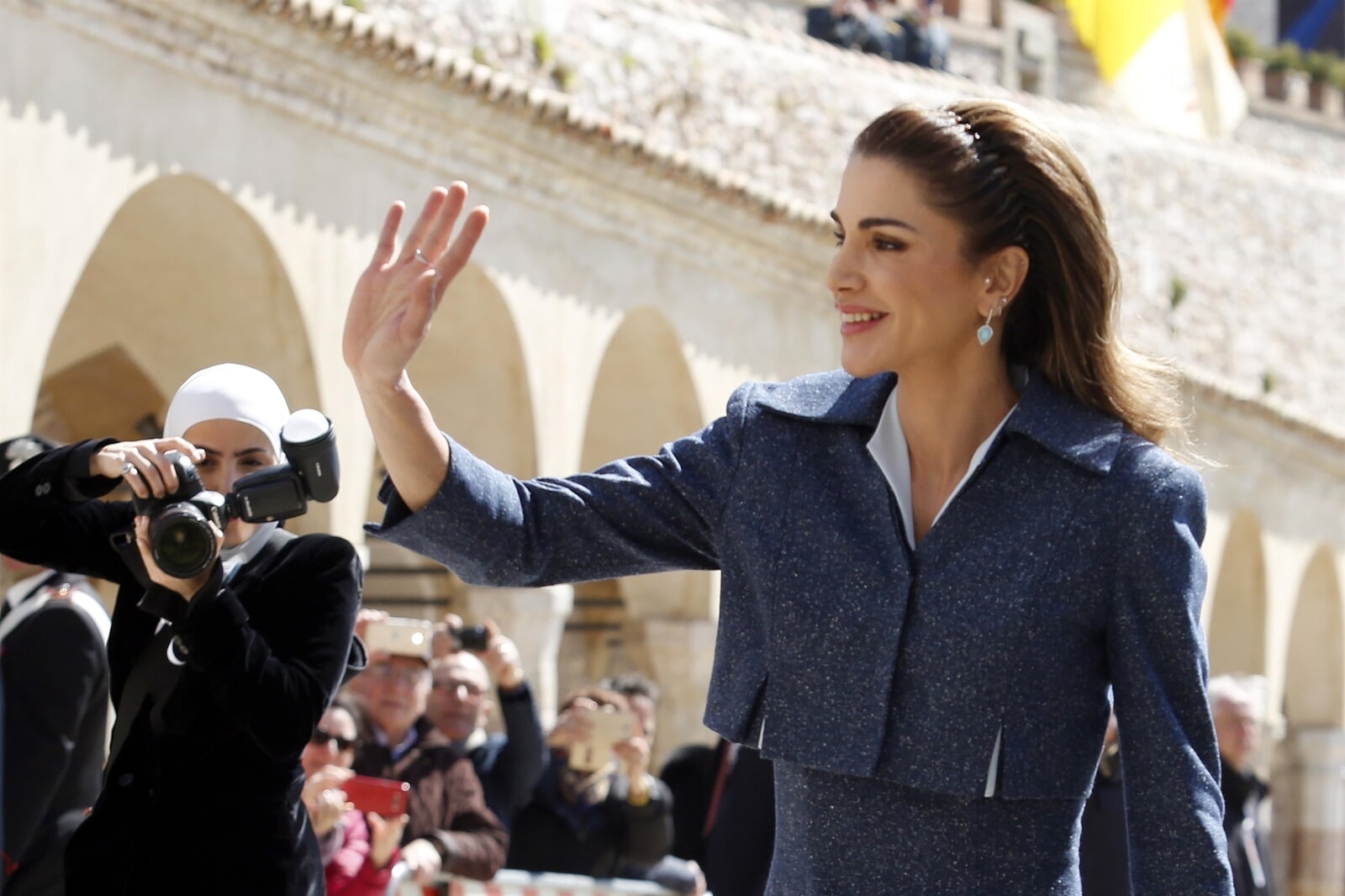 ヨルダンのラーニア王妃、生まれたばかりの孫娘を抱きしめる写真を投稿！