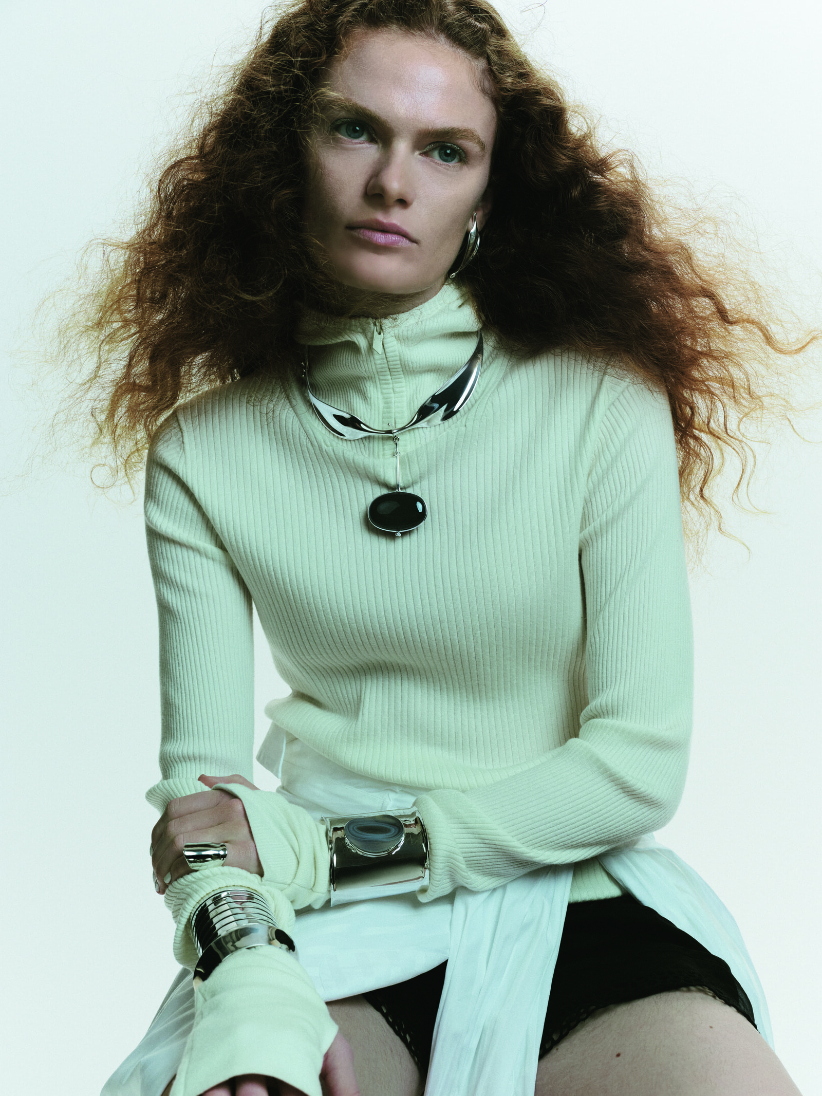 ミニマルなニットに合わせたい、冬のシルバージュエリー。