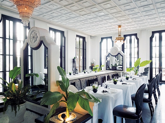 白と黒を基調にデザインされたメインダイニング。