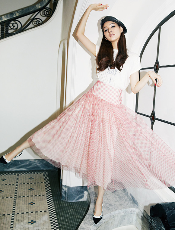 新木優子が纏う、ディオールの幸運を呼ぶポルカドット