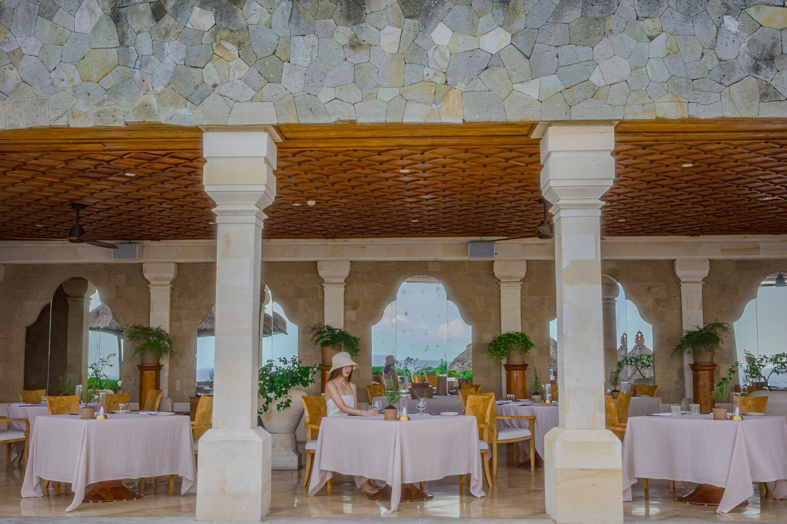 ターコイズの海と白の建築に解かれて。自分に還るバリ島の海の隠れ家──アマンキラ。