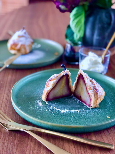 洋梨の赤ワイン煮をパイに包んで、大人のスイーツ。