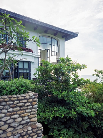 ラ・メゾン1888のフレンチコロニアル調の外観。吹き抜けになっているバッファロー・バーで、潮風を感じながらお酒を楽しめる。ヴィンテージのワインやシャンパンなどもある。