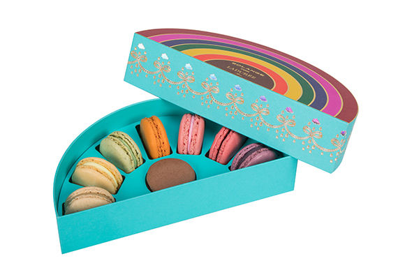 Ladurée マカロン箱 多様なデザイン ラデュレの限定ボックスは、ポップな虹がモチーフ。 | madameFIGARO.jp