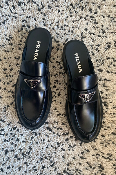 PRADA プラダ ローズモチーフ レザー ミュール サンダル ブラック プラダのレザーミュール | madameFIGARO.jp（フィガロジャポン）