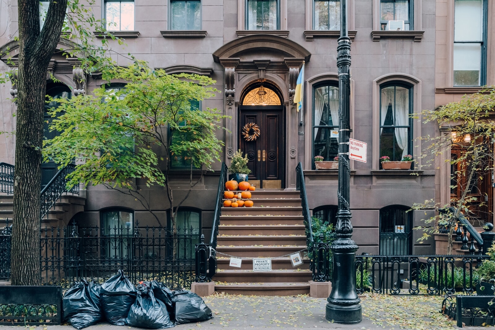 『SATC』キャリーのようには住めない？ニューヨークで進行する「退去危機」の現実。