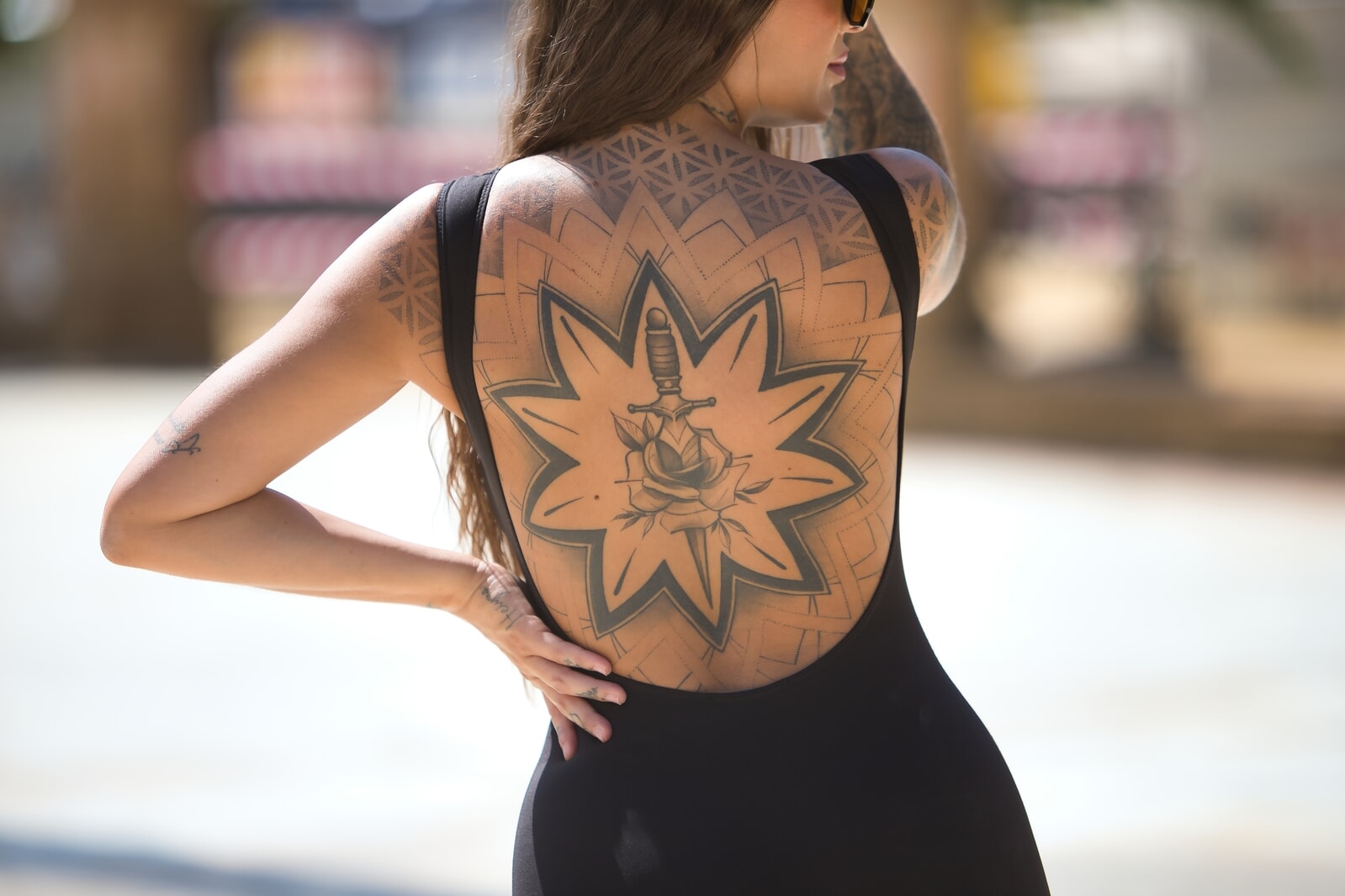 「タトゥーは悪い母親の証拠ではない」全身の90%にタトゥーを施した女性の主張とは？