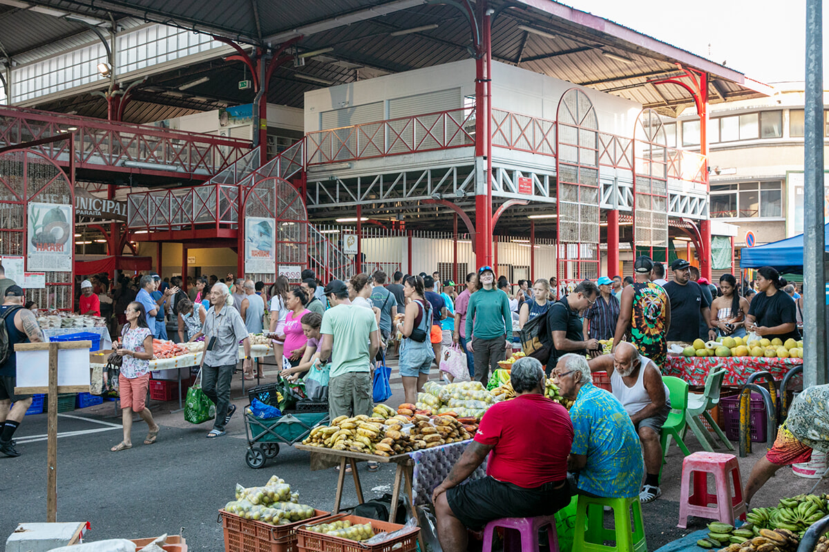 タヒチ島、地元愛にあふれる人の活気に刺激を受けて街を散策。