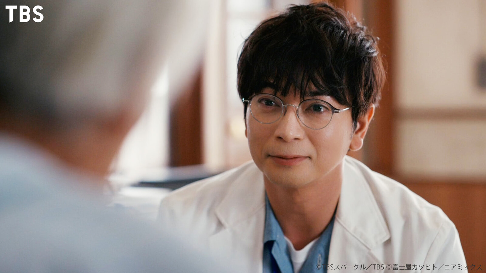 もう血飛沫は勘弁！？ 松本潤、芳根京子の白衣姿が映す「令和のリアルな医療ドラマ」