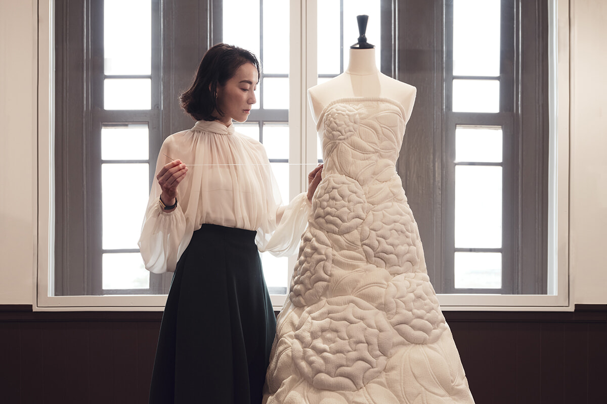 華麗なフランス装飾の世界へ。篠原ともえが「ルネ・ラリック展」のためにドレスを制作。