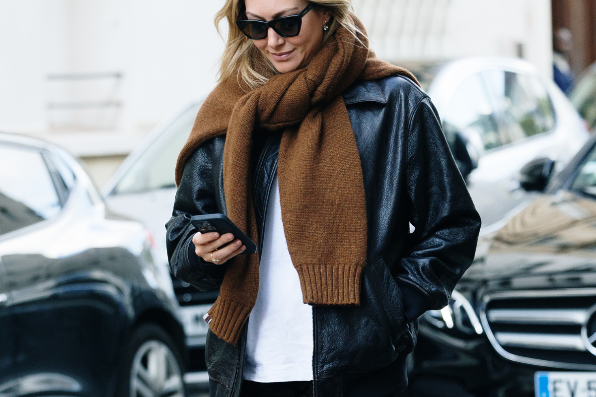 今年の冬は、アウターの上に重ねる「肩掛けニット」がブームの兆し。