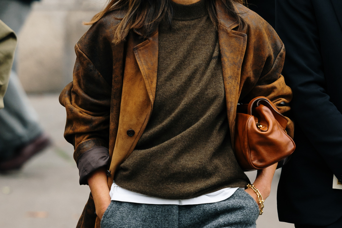 秋冬ニットは、白Tと重ねてアップデート。海外スナップでわかるレイヤード術7選。