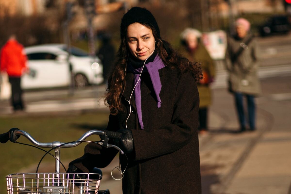 マフラーは細めが今冬の鍵。海外で見つけた6人のおしゃれな巻き方。