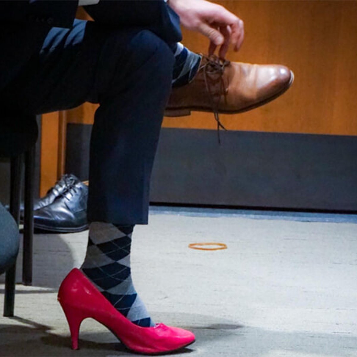 ピンクハイヒールで歩くカナダの男性議員に非難轟々。