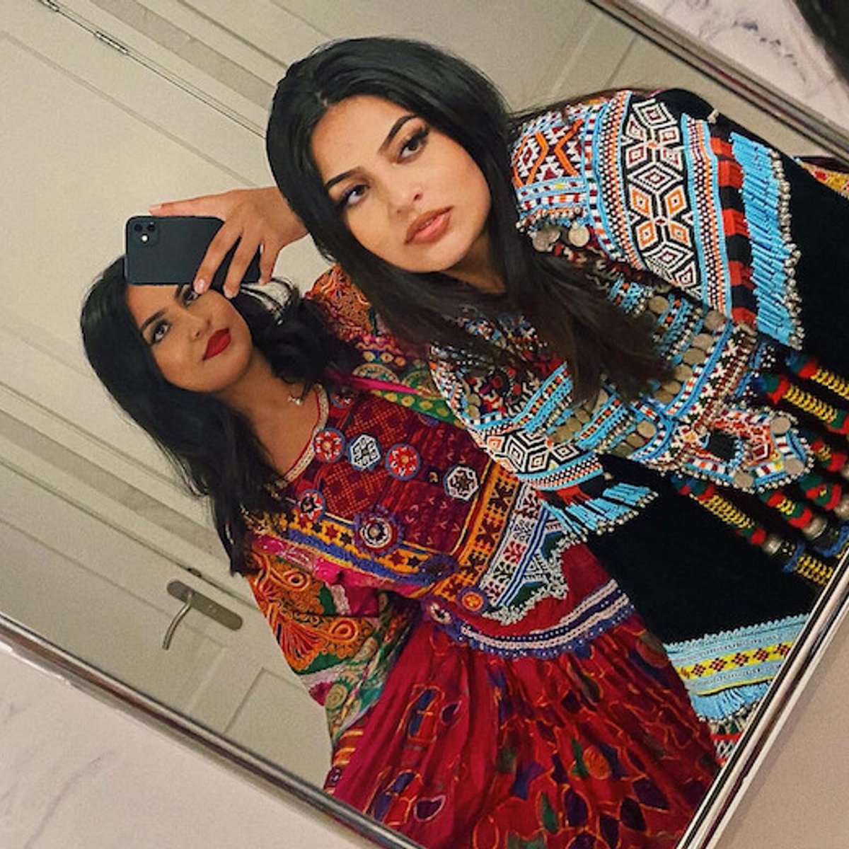 【写真】鮮やかな色彩で、抑圧に抵抗する女性たち。