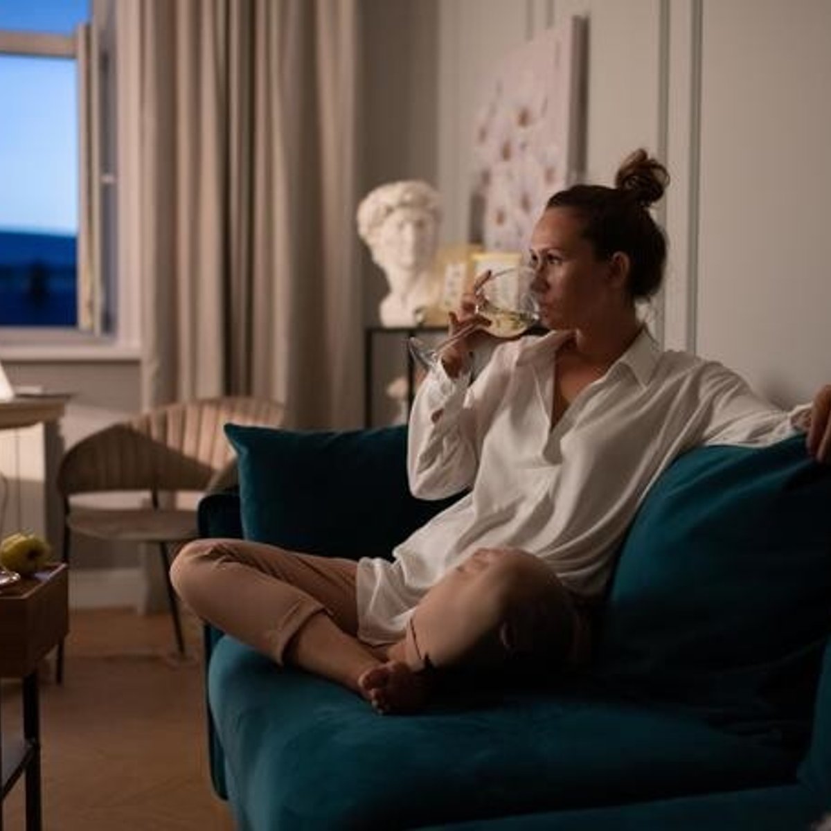 高学歴の人に多い？ アルコール依存症になりやすい女性とは。