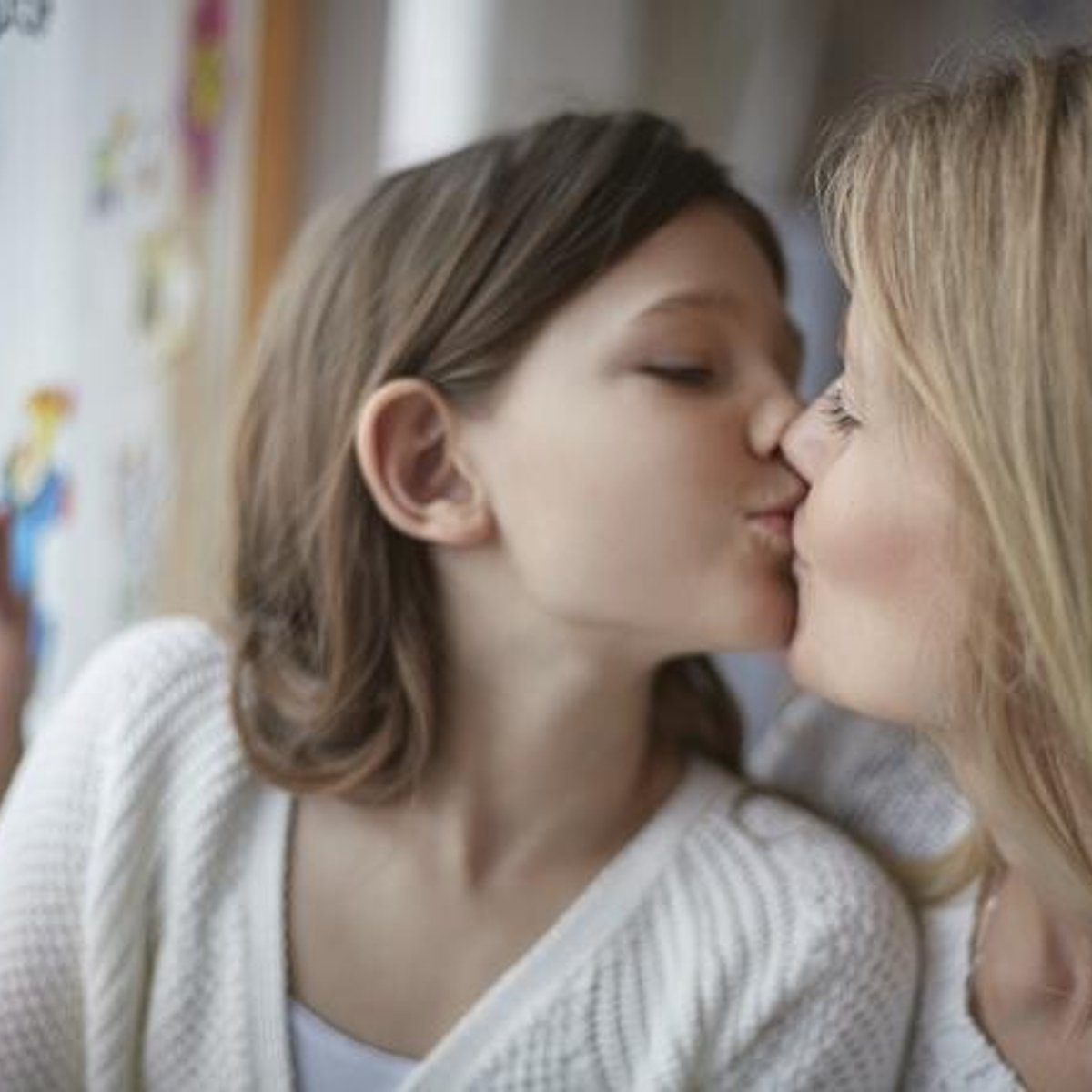 子どもの唇へのキスはOK？ ベッカム騒動受け、心理学者が解説。