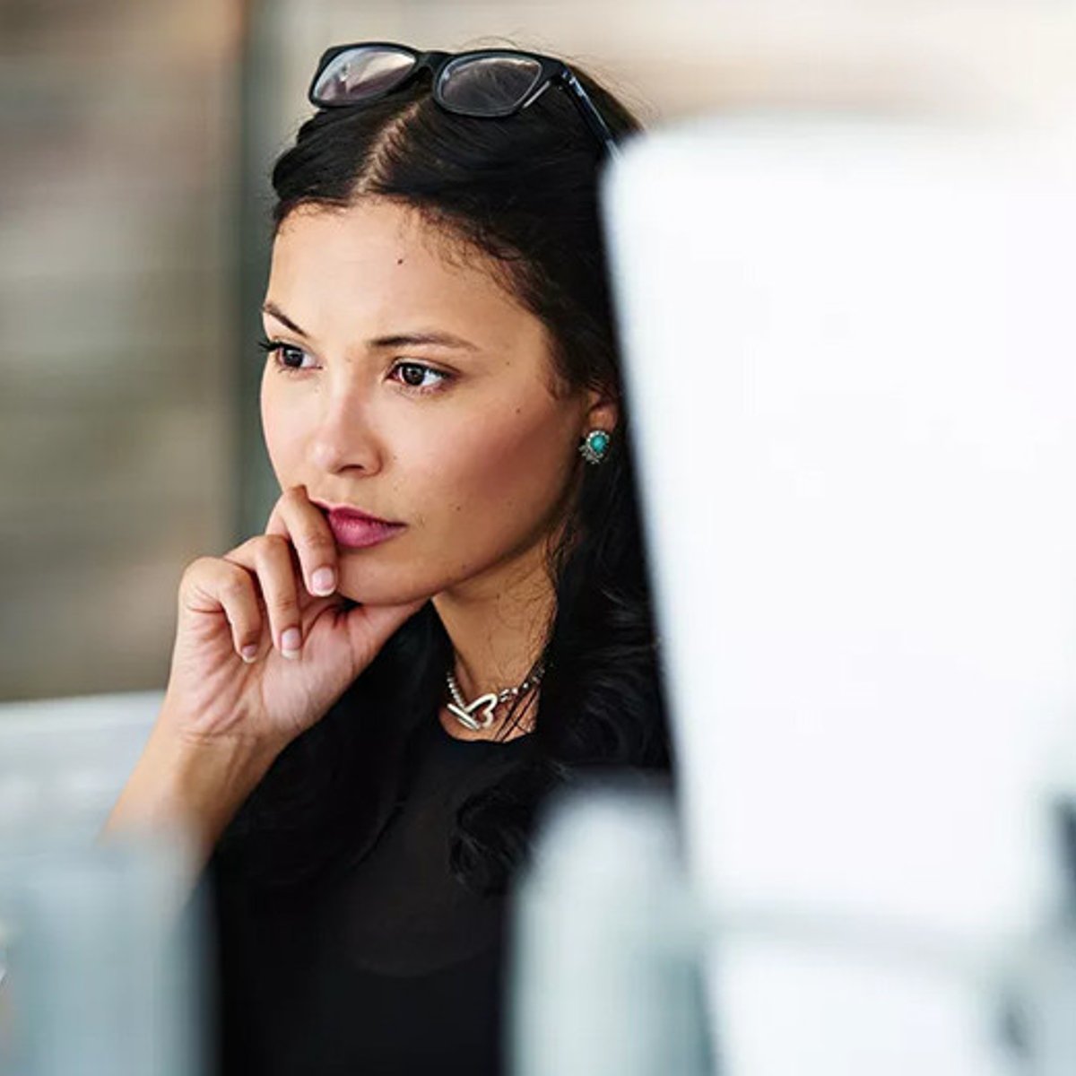 レズビアン女性が職場で直面する「二重の差別」とは？